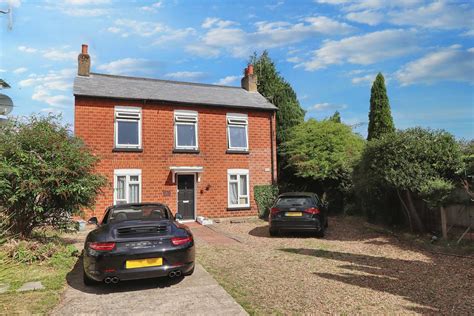Queens Road Hersham Kt12 1 Bed Maisonette To Rent £1350 Pcm £312 Pw
