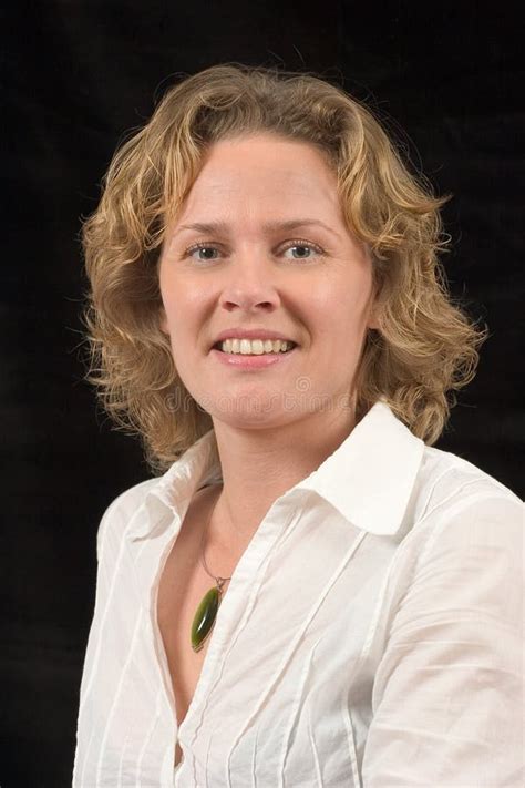 Recht Blonde Frau Auf Schwarzem Hintergrund Stockfoto Bild von frau unerhört 387606