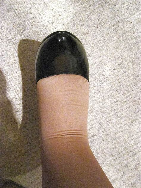 Das Pueppchen Traegt 20 Schichten Nylons ZB Porn