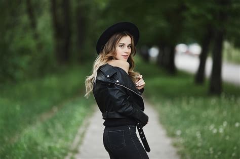 Premium Photo Emotional And Fashionable Blonde Model Girl With Bright