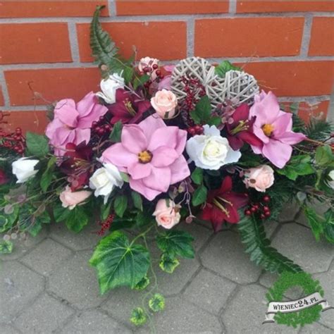 wiazanka ze sztucznych kwiatow wieniec