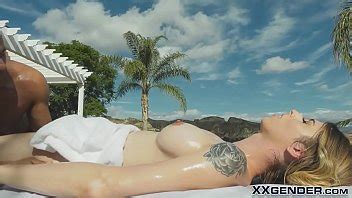 Transexual Aceitada Chupa La Polla De Masajistas XVIDEOS