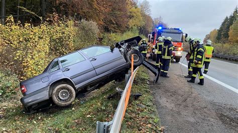 Unfall Auf A Mann Liegt Schwer Verletzt Neben Auto Und Niemand