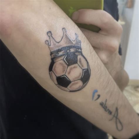 Tattoo Pallone Da Calcio Con Corona Soccer Tattoos Tattoos Back