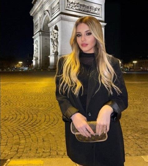 Sticker De 010001100100111 Sur Carla Lazzari Femme Meuf Fille Blonde