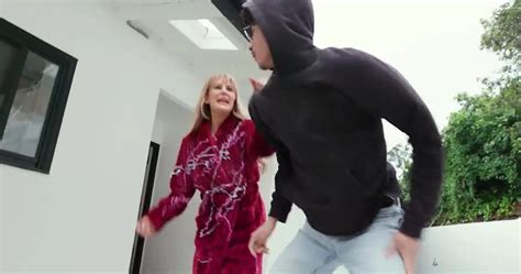 Mature Lady Is Going To Enjoy A Fuck Session With Random Guy ZB Porn