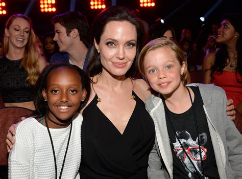 Ao Lado Das Filhas Angelina Jolie Faz Sua Primeira Apari O Ap S