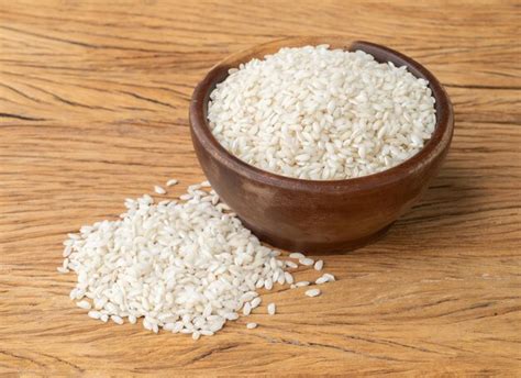 Arroz De Risoto De Carnaroli Cru Em Uma Tigela Sobre A Mesa De Madeira