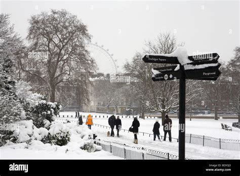 London Snowy Scene Stock Photo Alamy