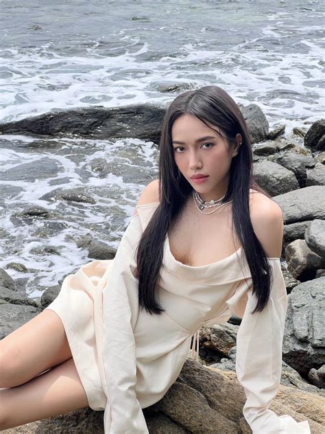 H A Minzy Khoe V C D Ng Nu T N Da Tr Ng M N V I O Bikini C P Ng C G I C M Khi I Bi N