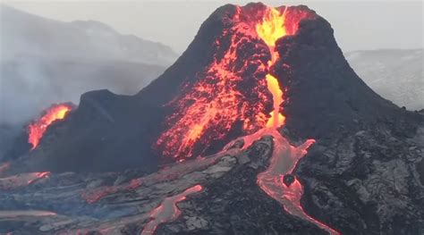 Drone captura imagens incríveis de vulcão em erupção na Islândia IDEAL MT