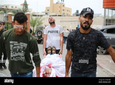 Des Palestiniens Transportent Les Blessés à Lhôpital Indonésien De Jabalia Au Nord De La Bande