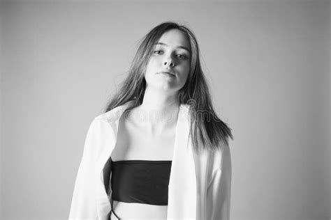 Menina Nude Bonita Do Modelo De Forma Na Camisa Branca Que Olha Imagem De Stock Imagem De