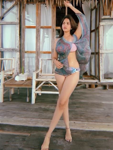 Niveditha gowda hot bikini photos goes viral on social media ಇವಳನನ ನಡಣಣ ಎಷಟ ಬಳಳಗವಳಣಣ