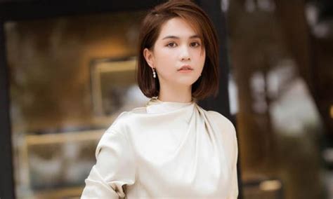 Lâu lắm rồi mới thấy Ngọc Trinh đăng ảnh nude Linh Chi lại vô tình tiết lộ sự mất mát của đàn chị