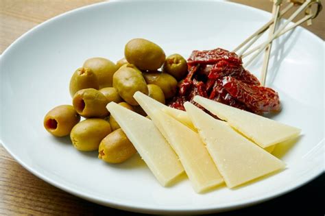 Aperitivos Para La Cena Plato Antipasti Con Aceitunas Queso Duro Y