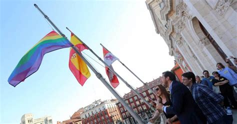 Cientos de personas se concentran por el Día del Orgullo Gay en un día histórico