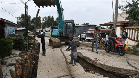 Fenomena Tanah Bergerak Di Bekasi Rusak Puluhan Rumah Dan Akses Jalan