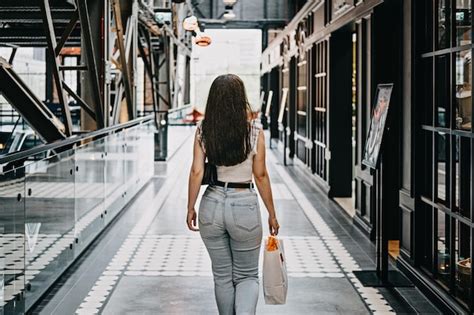 Mujer Joven Latina Moderna Caminando En Un Gran Centro Comercial Moderno Joven Consumidora