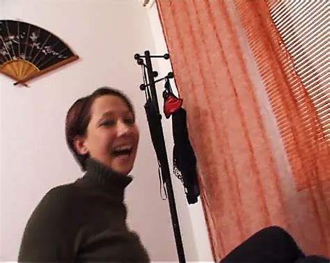 Brunette Jahre Piercings Hat Ihre Erste Zeit Vor Der Kamera Und Zieht Es Durch Xhamster