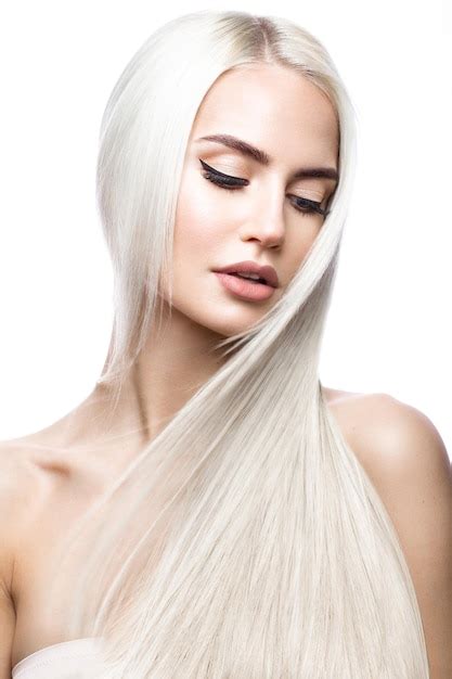 Belle Fille Blonde En Mouvement Avec Des Cheveux Parfaitement Lisses Et