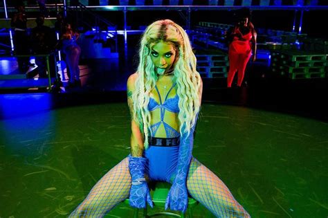 Rihanna Scandalise En Utilisant Un Texte Sacr Islamique Son D Fil De Lingerie