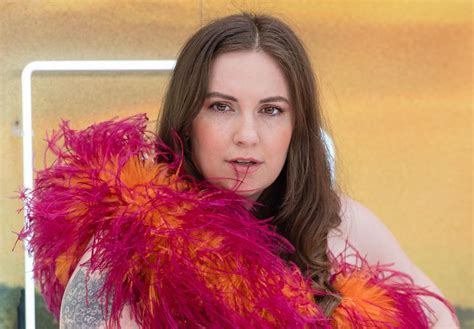 Lena Dunham Poses Poolside In A Bikini Just Stunning