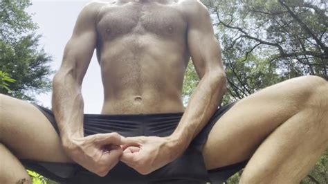 Cam Crest Flexes 在外面的公共场合 Pornhub Gay