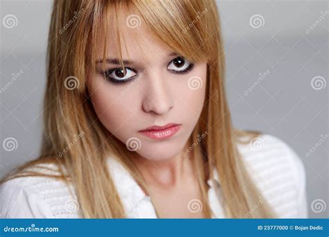 Jeune Verticale Blonde Attrayante De Fille Photo Stock Image Du Sensuel Charme