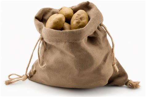 Se Muestra Una Bolsa De Papas Sobre Un Fondo Blanco Foto Premium