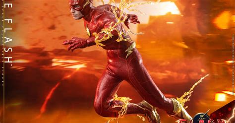 Hot Toys Enters The Speed Force With New 1 6 The Flash Figure