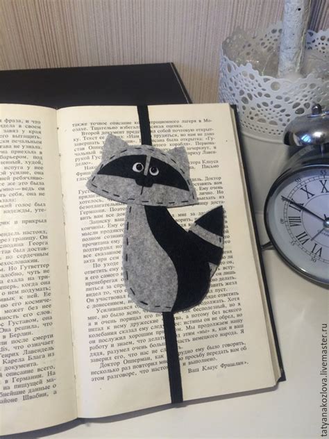 Купить или заказать Закладка для книг из фетра Енот 3 в интернет ...