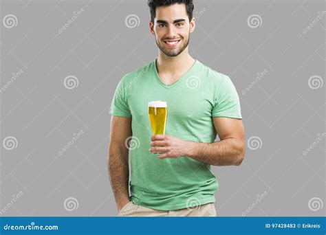 Cerveja Bebendo Do Homem Novo Imagem De Stock Imagem De Alegria