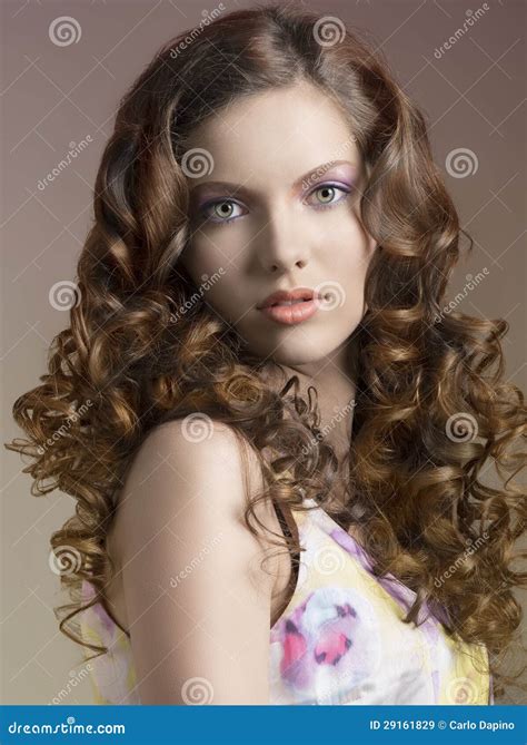 Hübscher Brunette Mit Dem Gelockten Haar Stockbild Bild von herrlich