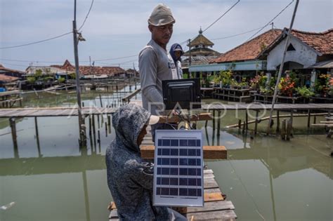 PEMASANGAN LAMPU PENERANGAN JALAN BERTENAGA SURYA DI PESISIR DEMAK