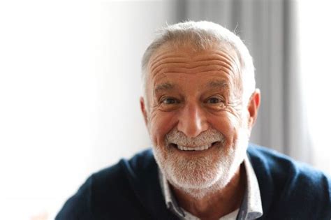 Retrato De Hombre Senior Sonriente Feliz Premium Photo Freepik