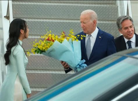 Chân dung nữ sinh tặng hoa cho Tổng thống Mỹ Joe Biden Khoa học và