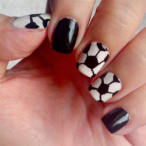 Judy's Little Obsessions ♥: ♥ NAIL ART: Soccer Ball
