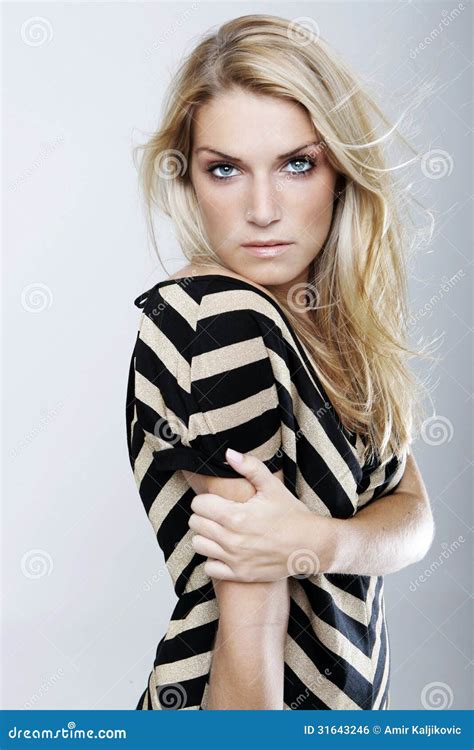 Femme Blonde Sensuelle Avec Des Yeux Bleus Et De Longs Cheveux Photo Stock Image Du Intense