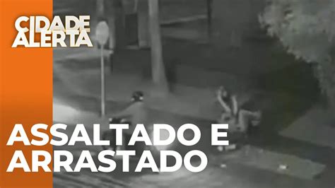 Vítima reage grita por socorro e acaba arrastado por assaltante