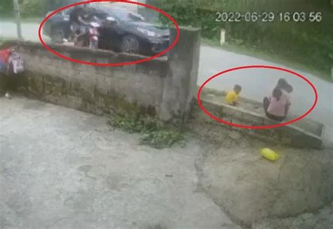 Ngồi chơi cùng con bên lề đường gặp tai nạn người mẹ bị chỉ trích gay gắt