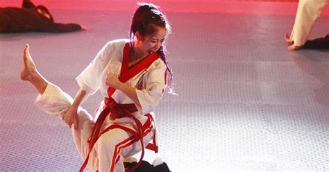 Dàn sao Việt phấn khích trước đòn thế của hot girl Châu Tuyết Vân