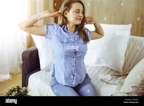 Bonne Femme Blonde A Mis Les Mains Derri Re La T Te Pench E Canap Caucasienne Femme Profitez D