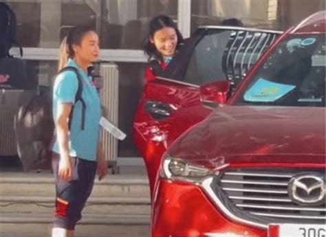 Hot girl tuyển nữ Việt Nam được bạn trai ân cần đưa về nhà