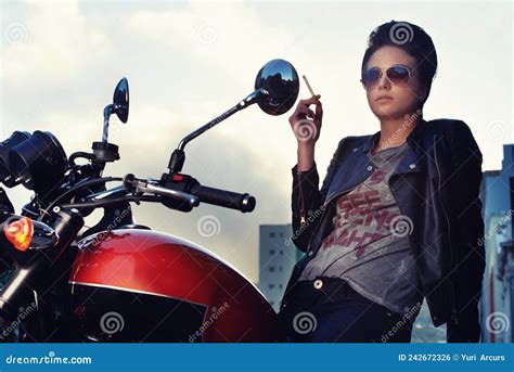 Ella Es Una Chica De Ciclismo De Hardcore Foto De Una Joven Ciclista Fumando Un Cigarrillo