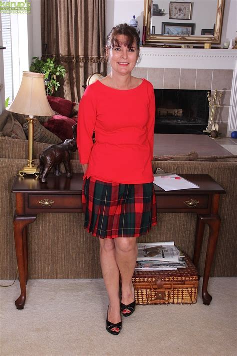 Older Babe Bridget Calling Exposes Her Hairy Pussy Porn Pictures XXX