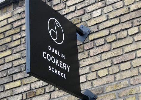 signs projecting signs wall mounted signs building sign exterior sign