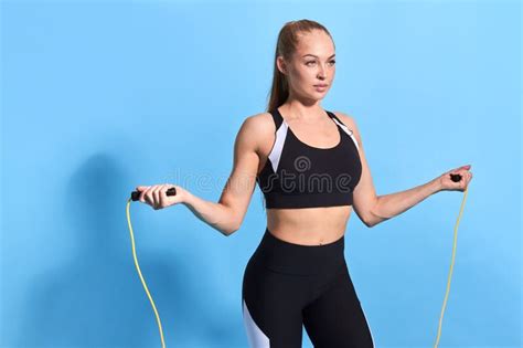 La Jeune Fille Blonde Impressionnante Mignonne Montre Ses Bras Et Biceps Photo Stock Image Du