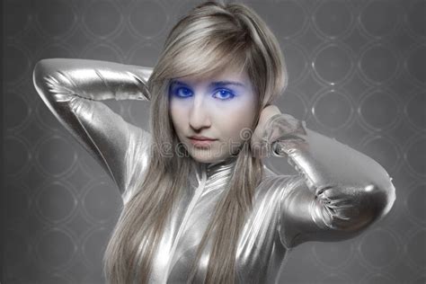 Concepto Moderno Blonde Hermoso Con El Vestido De Plata Del Látex Foto de archivo Imagen de