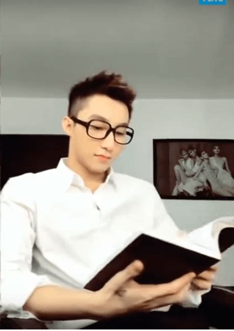 Sơn Tùng M TP hóa hot boy học đường livestream cực xì teen khiến fan bấn loạn